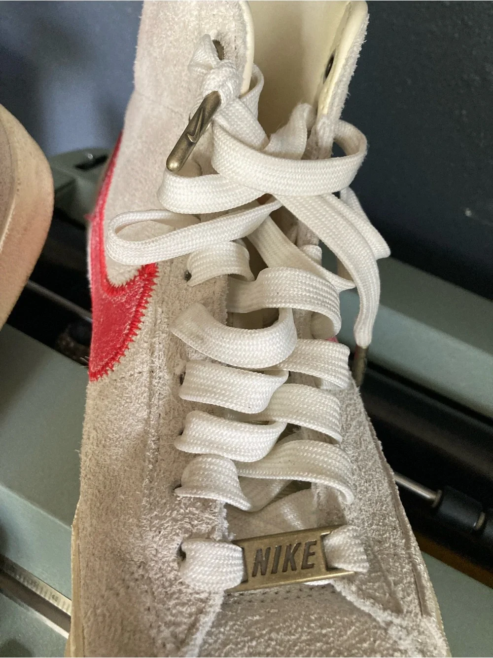 Nike suede High-Top Sneakers in Off-White with Pink/red Swoosh